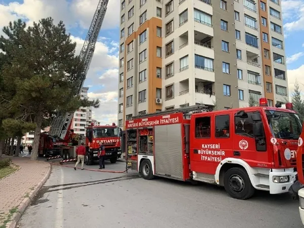 kayseride-kule-donen-evdeki-kuran-i-kerimin-sayfalari-sapasaglam-kaldi-1634823796335.jpg Kayseri’de küle dönen evdeki Kur'an-ı Kerim'in sayfaları sapasağlam kaldı - 4