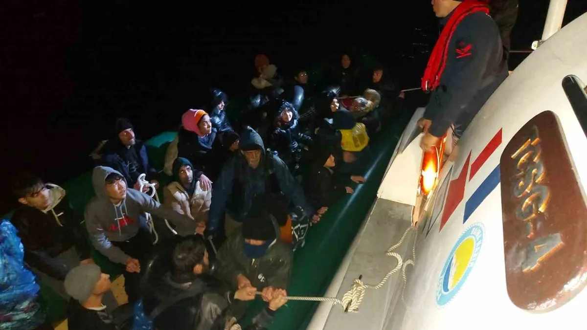 İzmir açıklarında ölüme sürüklenen 40 göçmen son anda kurtarıldı