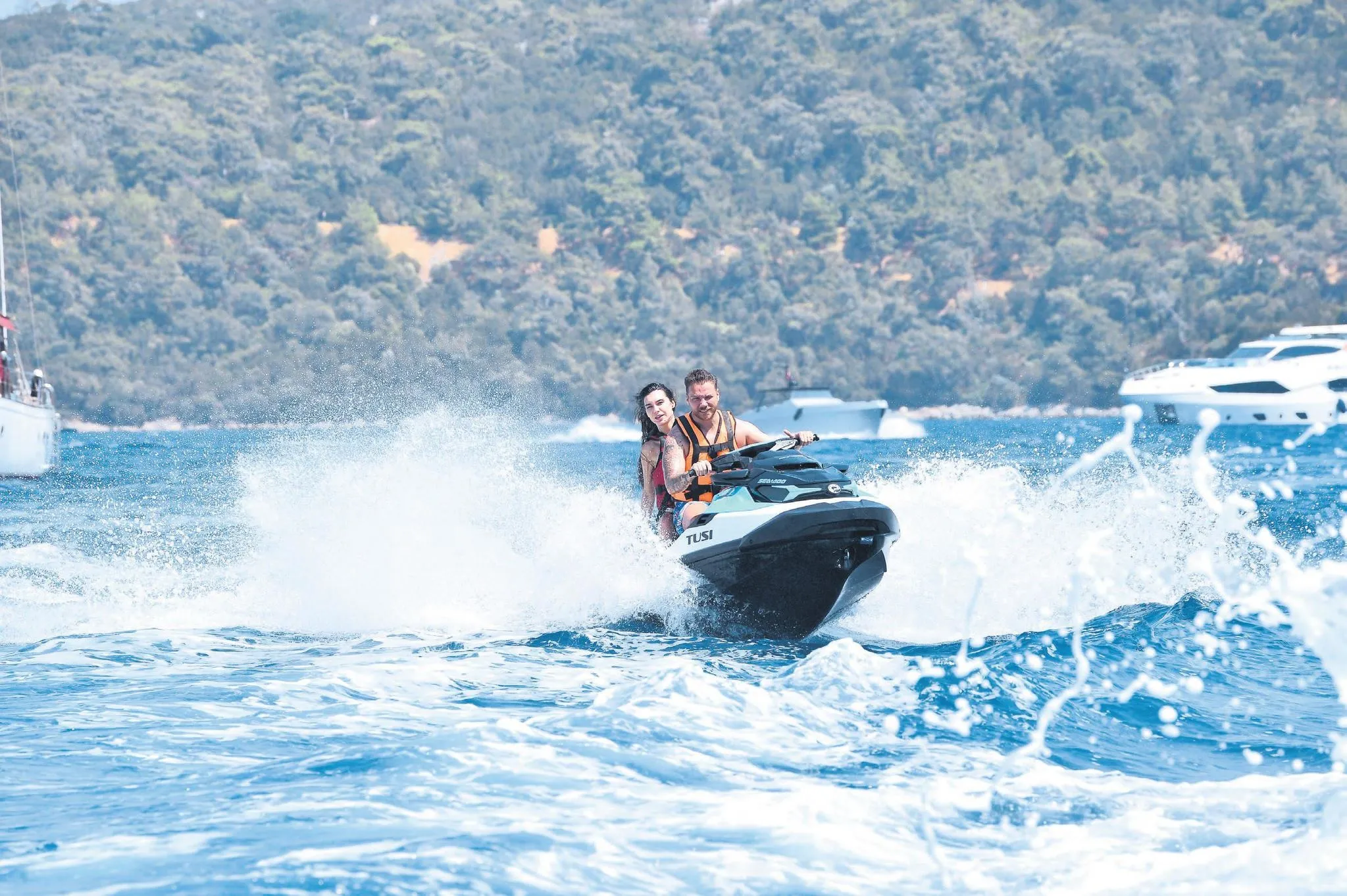 Sinan Akçıl ile Burcu Kıratlı'nın jet-ski keyfi