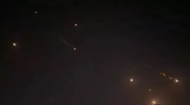 ortadoguda-tansiyon-zirvede-irandan-israile-misilleme-saldirisi-geldi-israil-saldirilara-karsilik-vermeye-deva-1713122967301.jpeg Ortadoğu'da tansiyon zirvede! İran'dan İsrail'e misilleme saldırısı geldi | “Gerçek vaat” operasyonunda kullanılan füzeler neler? | İsrail saldırılara karşılık vermeye devam edecek mi? - 1