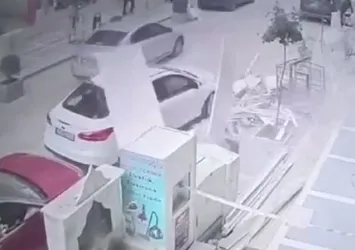 Kapının gencin kafasına düşme anı kamerada