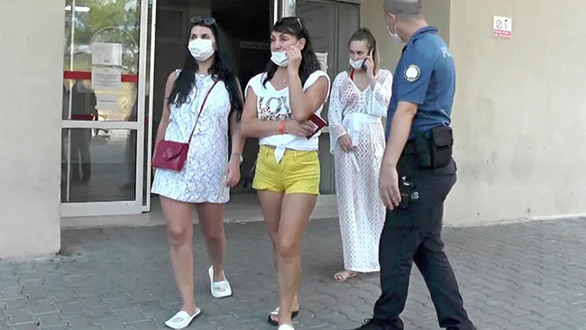 Antalya’da otelde turistler 'maske' uyarısı yapan hemşireye terlik fırlattı - 5