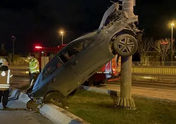 Otomobil yön tabelası direğine asılı kaldı!
