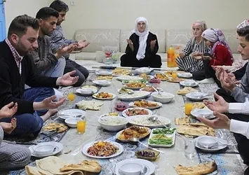 Türkiye'de ilk iftar Şemdinli'de yapıldı