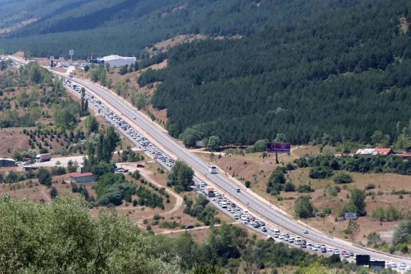 Bolu Dagi Nda Bayram Trafigi Karadeniz Baglanti Yolunda 15 Kilometrelik Arac Kuyrugu