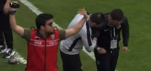 bodrumspor-eyupspor-macinda-ortalik-karisti-1709379921420.jpeg Bodrum FK - Eyüpspor maçında ortalık karıştı! Arda Turan ile Uğur Demirok'a yabancı madde isabet etti - 3