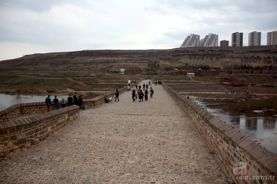 Devlet, Sur'u yeniden inşa ediyor 16