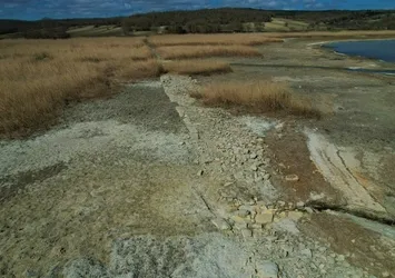 Sular çekilince ortaya çıktı! Kuraklık o barajı da vurdu