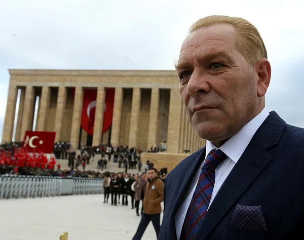 goksel-kaya-kimdir-kac-yasinda-ne-is-yapiyor-ataturke-benzeyen-adam-goksel-kaya-esi-kimdir-1640773665773.jpg Göksel Kaya kimdir, kaç yaşında, ne iş yapıyor? Atatürk’e benzeyen adam Göksel Kaya eşi kimdir? - 2