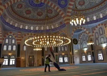 Camilerde Ramazan temizliği yapıldı