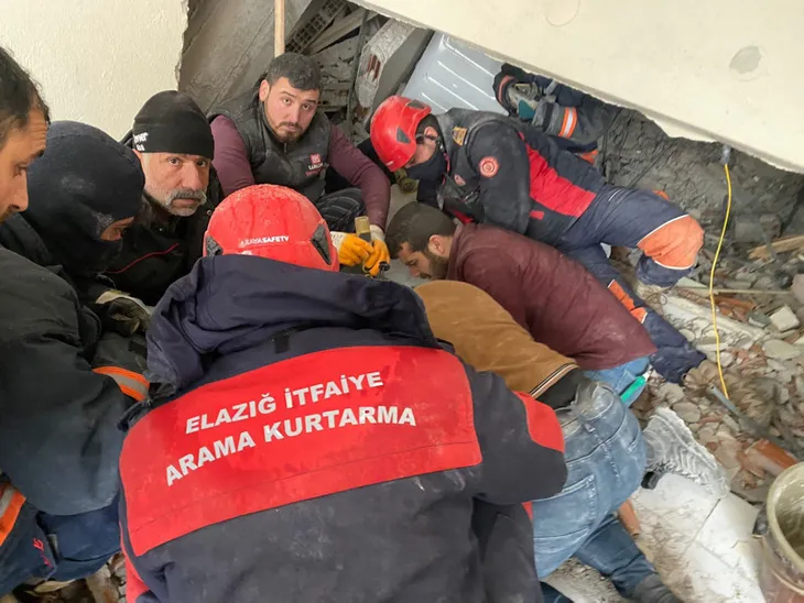 KAHRAMANMARAŞ'TA 7,4'LÜK DEPREM! Deprem bölgesinde kurtarma çalışmaları devam ediyor | İğne deliğinden çıkarıldılar