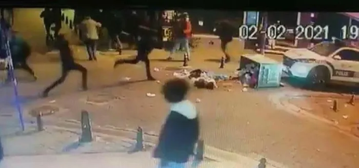 Kadıköy'deki vandallıkta terör detayı! Polis araçlarına saldırıp konteynerleri ateşe vermişlerdi - 1