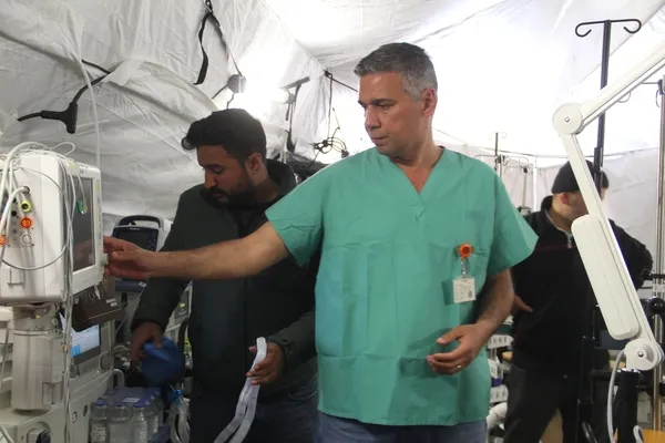 1678344170747.jpg Asrın felaketinde anne babasını kaybeden başhekim göreve koştu: Ağlaya ağlaya çalıştım - 4