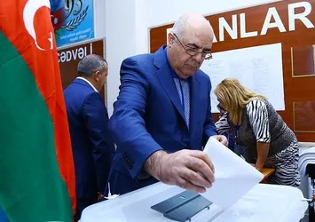Azerbaycan anayasa değişikliğine "evet" dedi