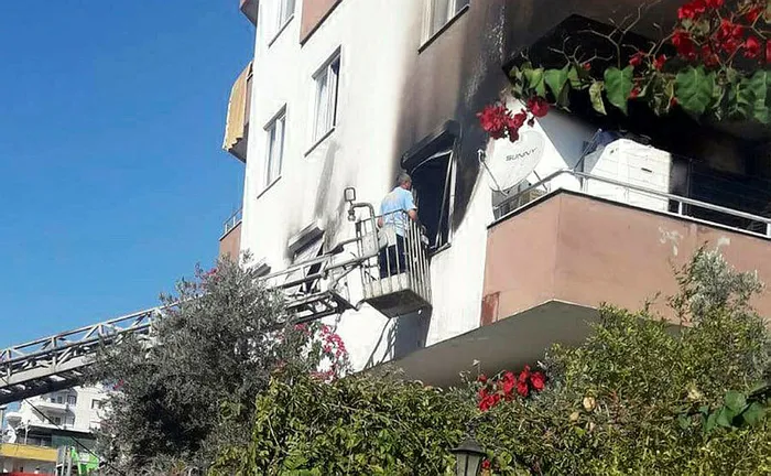 Mersin’de eşine sinirlenen kadın evi ateşe verdi - 1