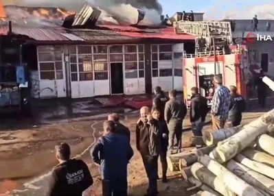 Tatvan’da kereste dükkanında yangın