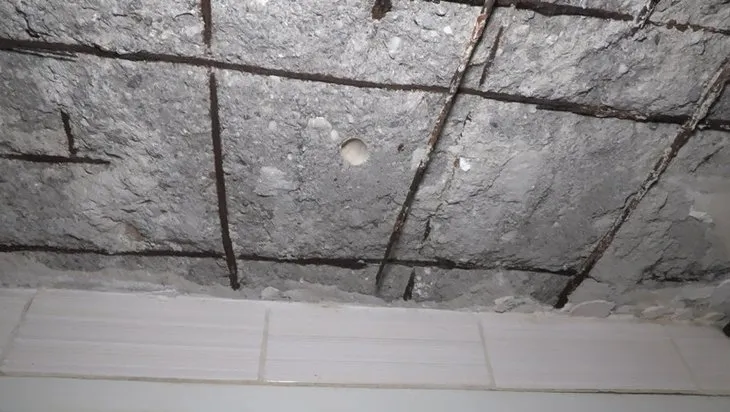 Tavan betonu döküldü; midye kabukları ortaya çıktı! İstanbul’da korkutan görüntü