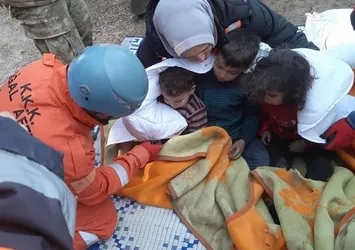 Enkazda umut kazdılar! DAK komutanı konuştu: Kurtarılanların çoğu cenin pozisyonundaydı