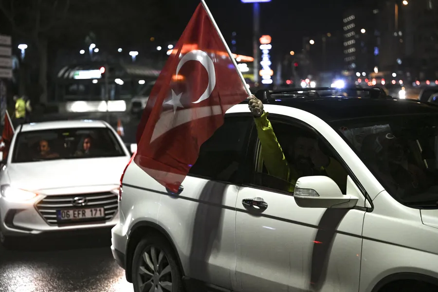 bizim-cocuklar-tarih-yazdi-bayragini-alan-sokaklara-dokuldu-iste-yurttan-kareler-1774997240472.jpg FOTOĞRAF (AA)