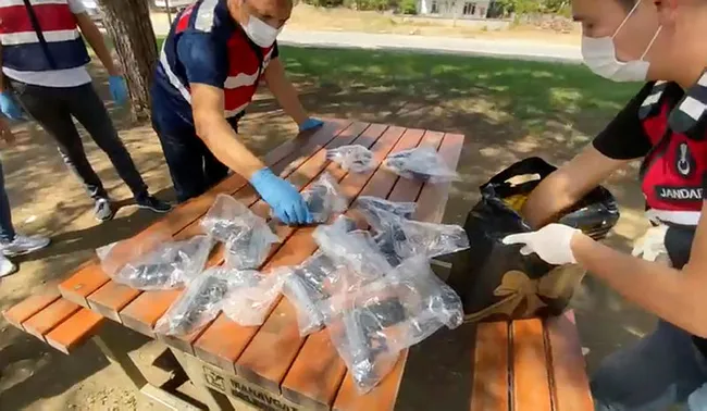 konyada-takibe-baslayan-ekipler-antalyada-alisveris-posetinde-ruhsatsiz-silahlar-ele-gecirildi-1631541481070.jpg Konya’da takibe başlayan ekipler Antalya’da alışveriş poşetinde ruhsatsız silahlar ele geçirildi - 2