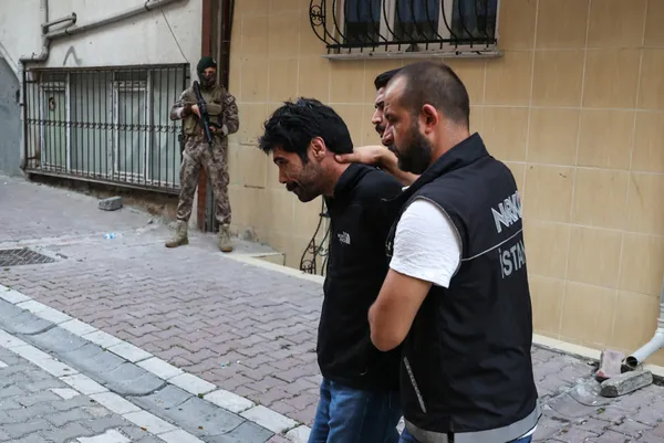 İstanbul’da uyuşturucu operasyonu! 18 adrese baskın yapıldı: Çok sayıda şüpheli gözaltında
