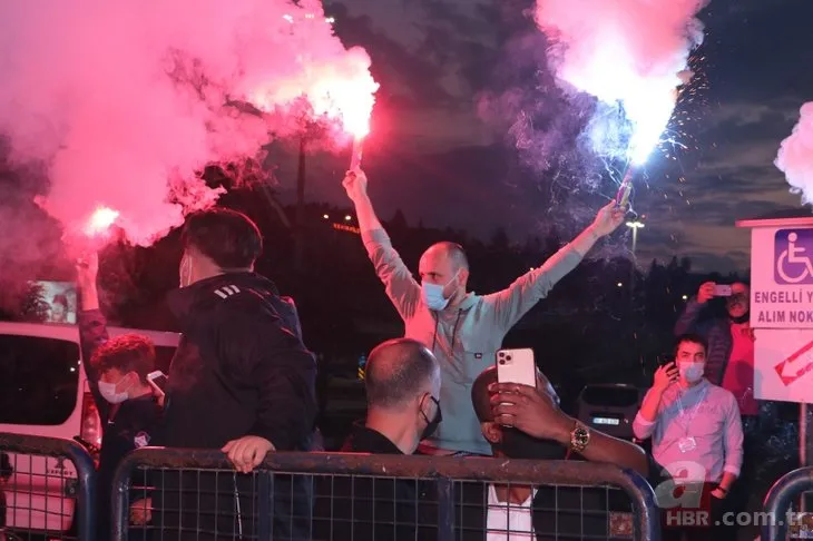 Gervinho ve Peres Trabzonspor’a geldi! Yıldızlar meşalelerle karşılandı