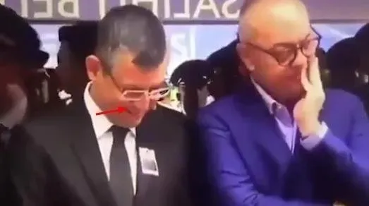 1709416938886.jpeg Özgür Özel'in sırıttığı video sosyal medyada gündem oldu! Arşivler açıldı: Şehit cenazesinde 'Özel' pişkinlik! | Murat Kurum'dan sert tepki - 6