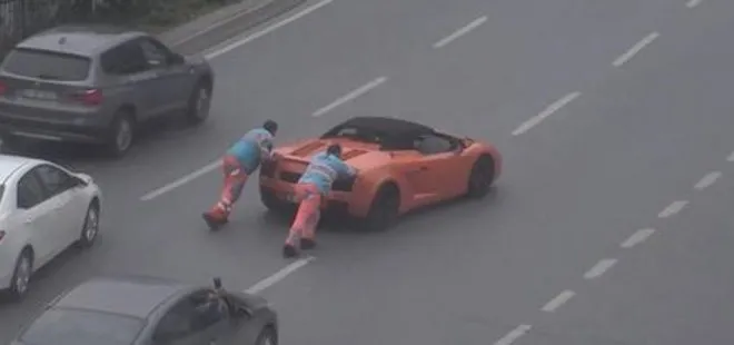 Arızalanan Lamborghini’yi belediye işçileri itti