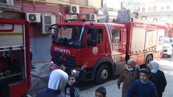 sanliurfada-korkutan-yangin-alev-ve-dumanlar-arasinda-kalan-7-kisiyi-ekipler-kurtardi-1672406531902.jpg Şanlıurfa’da korkutan yangın! Alev ve dumanlar arasında kalan 7 kişiyi ekipler kurtardı - 5