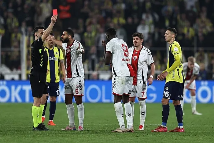 1742192046662.jpeg Maçın hakemi Cihan Aydın, Samsunspor'dan Marius Mouandilmadji'yi kırmızı kartla oyundan attı. (AA)