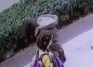 Genç kız küçük çocuğun yüzüne böyle hapşırdı