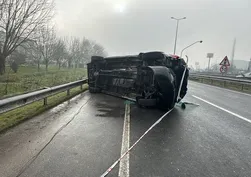 Düzce'de ambulans devrildi: 2 yaralı