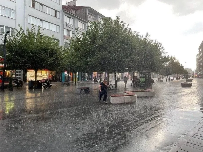 1721975364152.jpeg Meteoroloji 15 ili uyardı! Sıcaklıklar 8 derece birden düşüyor | Bunaltıcı havaya yağmur molası | İstanbul, Ankara, İzmir... - 4