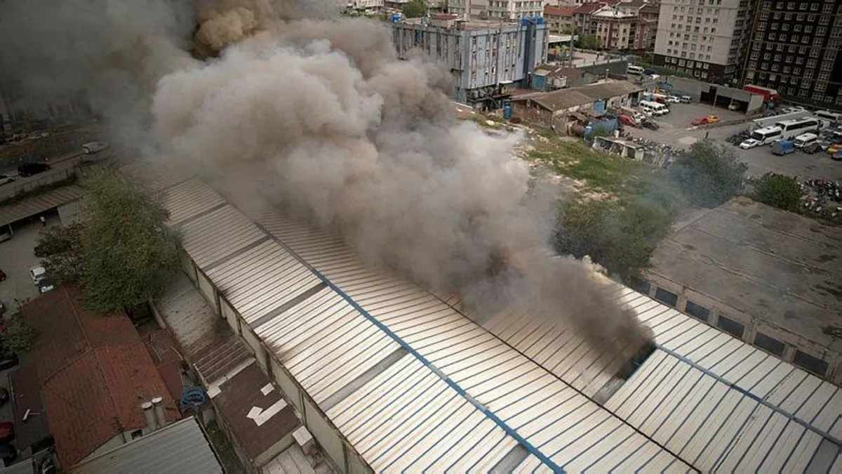 Esenyurt'ta kapı üretimi imalathanesinde yangın Çatıdan dumanlar yükseldi