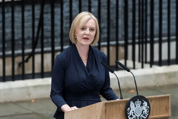 ingilterenin-yeni-basbakani-liz-truss-ii-elizabethten-yetkiyi-aldi-ofisine-gecti-iste-o-anlar-1662485333079.jpg İngiltere'nin yeni Başbakanı Liz Truss! II. Elizabeth'ten yetkiyi aldı ofisine geçti! İşte o anlar... - 5