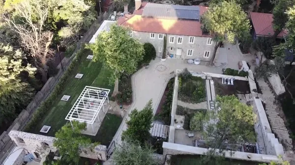 istanbulun-en-kiymetli-yerine-ibb-santiyesi-chpli-imamogluna-tepki-100-yillik-tas-konak-lojman-mi-olacak-1628775533043.jpg İstanbul'un en kıymetli yerine İBB şantiyesi! CHP'li İmamoğlu'na tepki! 100 yıllık taş konak lojman mı olacak? - 3