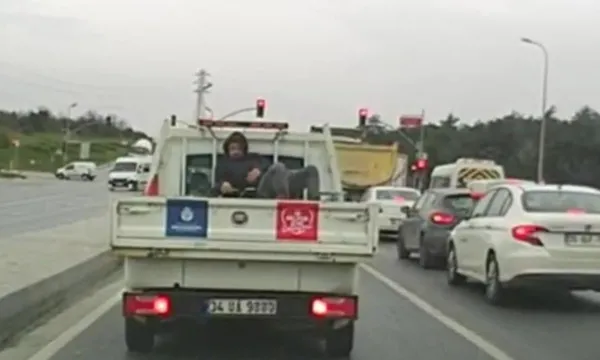 İBB hizmet aracından skandal görüntü! Tehlikeli yolculuk - 1