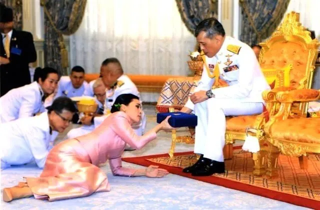 Tayland Kralı Maha Vajiralongkorn'un 20 cariyesiyle birlikte coronavirüs karantinasına girdi