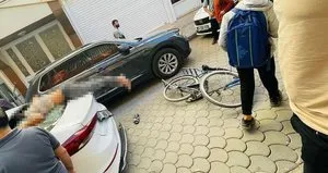 Dehşeti yaşadı: Otomobilin arka camına saplandı