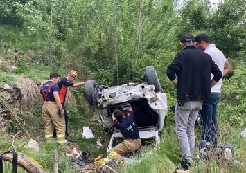 Otomobiliyle uçuruma uçan sürücü 150 metreden yürüyerek çıktı!