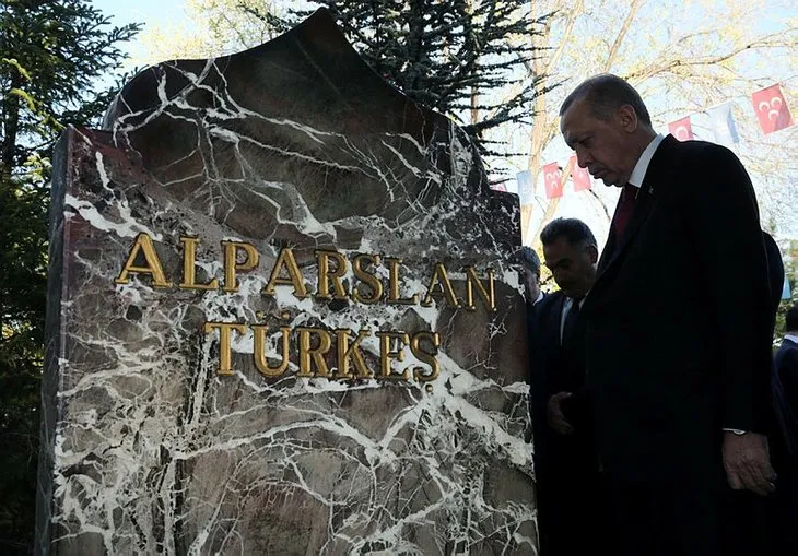 Cumhurbaşkanı Erdoğan Alparslan Türkeş’in mezarını ziyaret etti