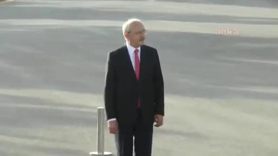 19 Mayıs’ı unutan CHP’li vekiller Kemal Kılıçdaroğlu’nu dakikalarca ayakta bekletti | Video