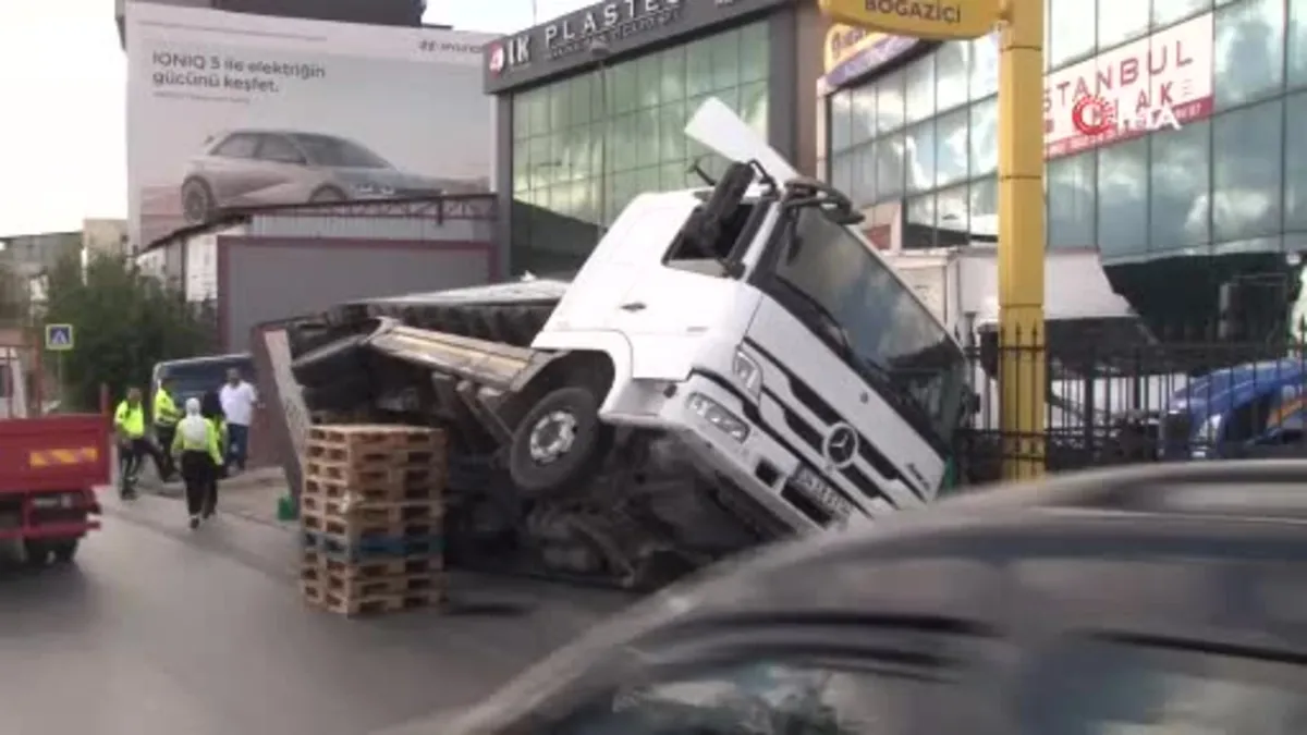 Ataşehir'de meyve yüklü kamyon yan yattı