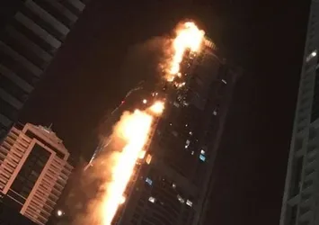 Dubai'de bir gökdelende yangın