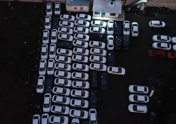Onlarca sıfır otomobil otoparkta bekliyor!