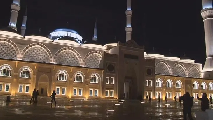 Çamlıca Cami'de ilk ezan okundu