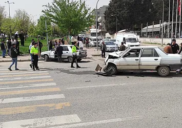 Şanlıurfa'da iki otomobil çarpıştı: 8 yaralı
