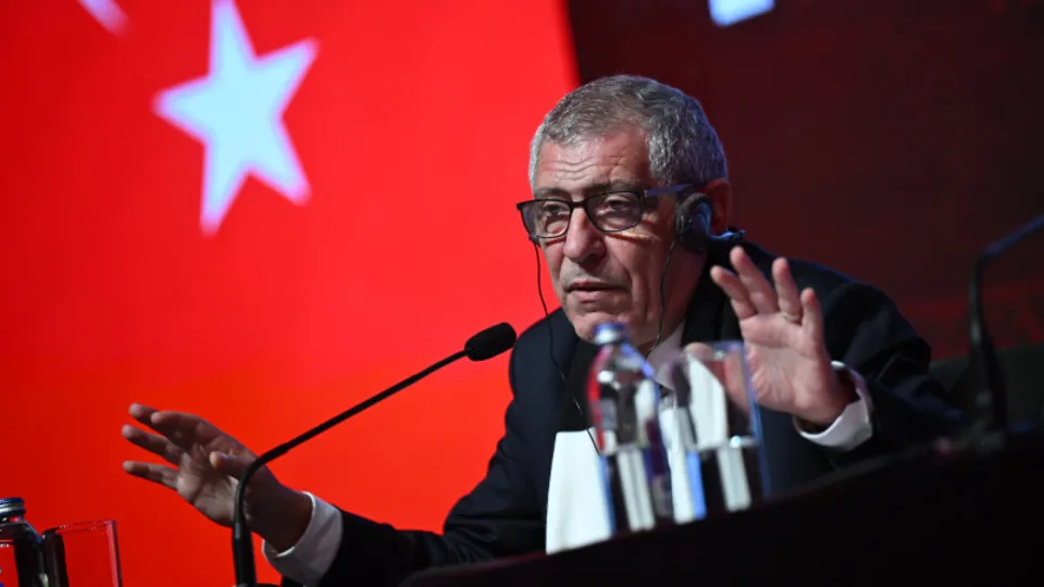 Beşiktaş'ın yeni hocası Fernando Santos'tan imza töreninde iddialı açıklama: Sahaya ölmek için çıkacağız