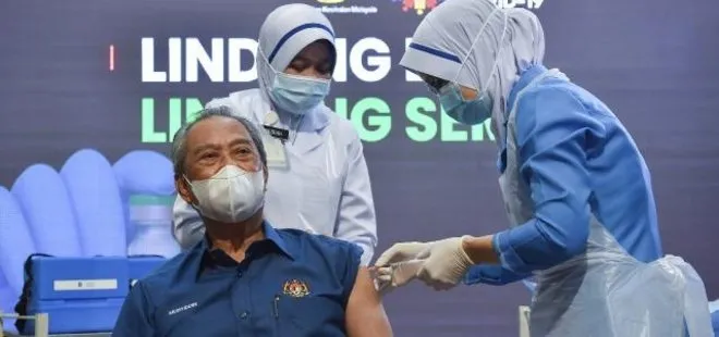 Malezya’da ilk Kovid-19 aşısını Başbakan Muhyiddin Yasin yaptırdı