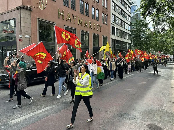 isvecte-teror-orgutu-pkk-yandaslarindan-alcak-provokasyon-1685896379183.jpg İsveç'te terör örgütü PKK yandaşlarından alçak provokasyon! Başkan Erdoğan'ı hedef aldılar - 3